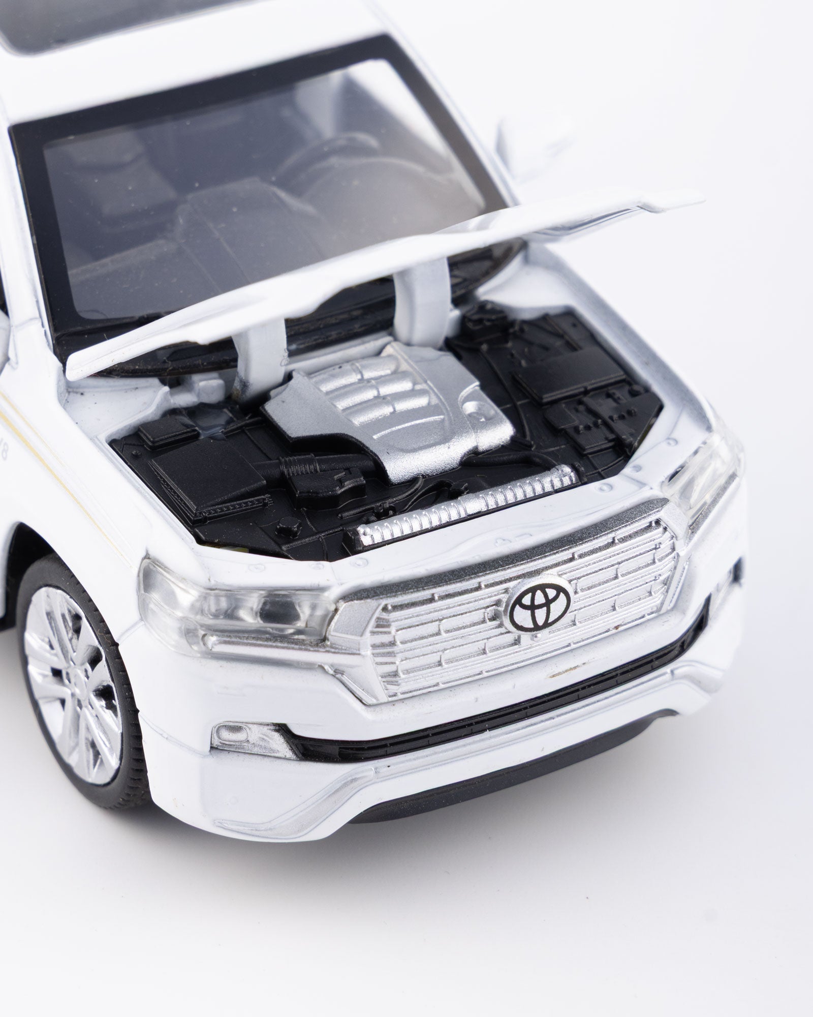Toyota Land Cruiser VX.R V8 Diecast White Car 1:32 Scale - Ignition Prime