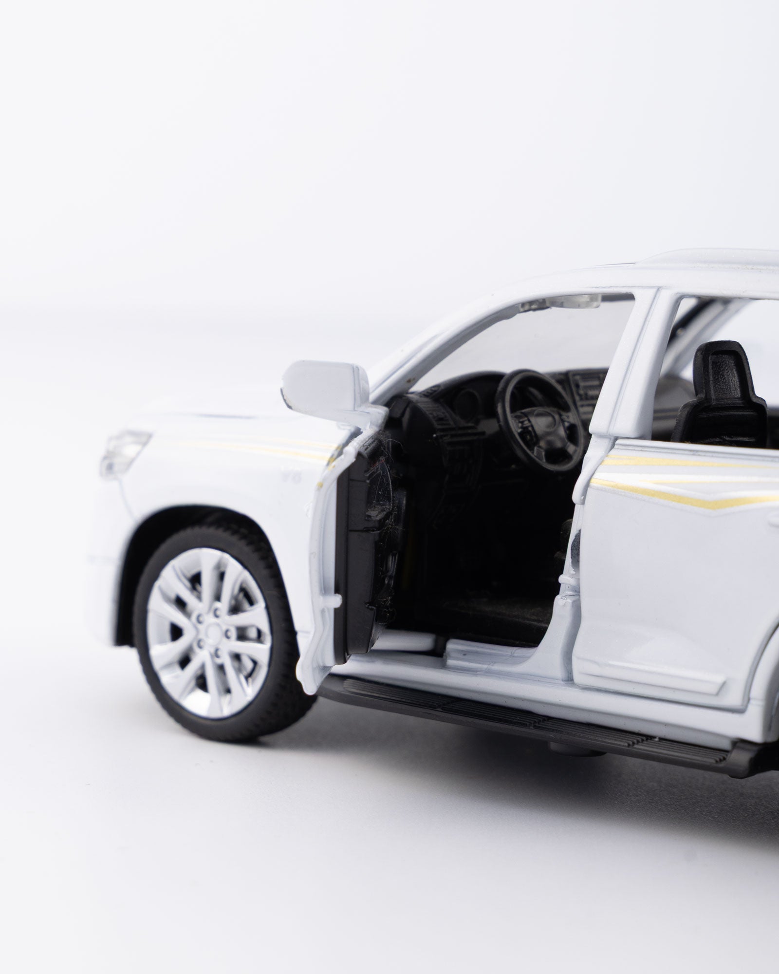 Toyota Land Cruiser VX.R V8 Diecast White Car 1:32 Scale - Ignition Prime