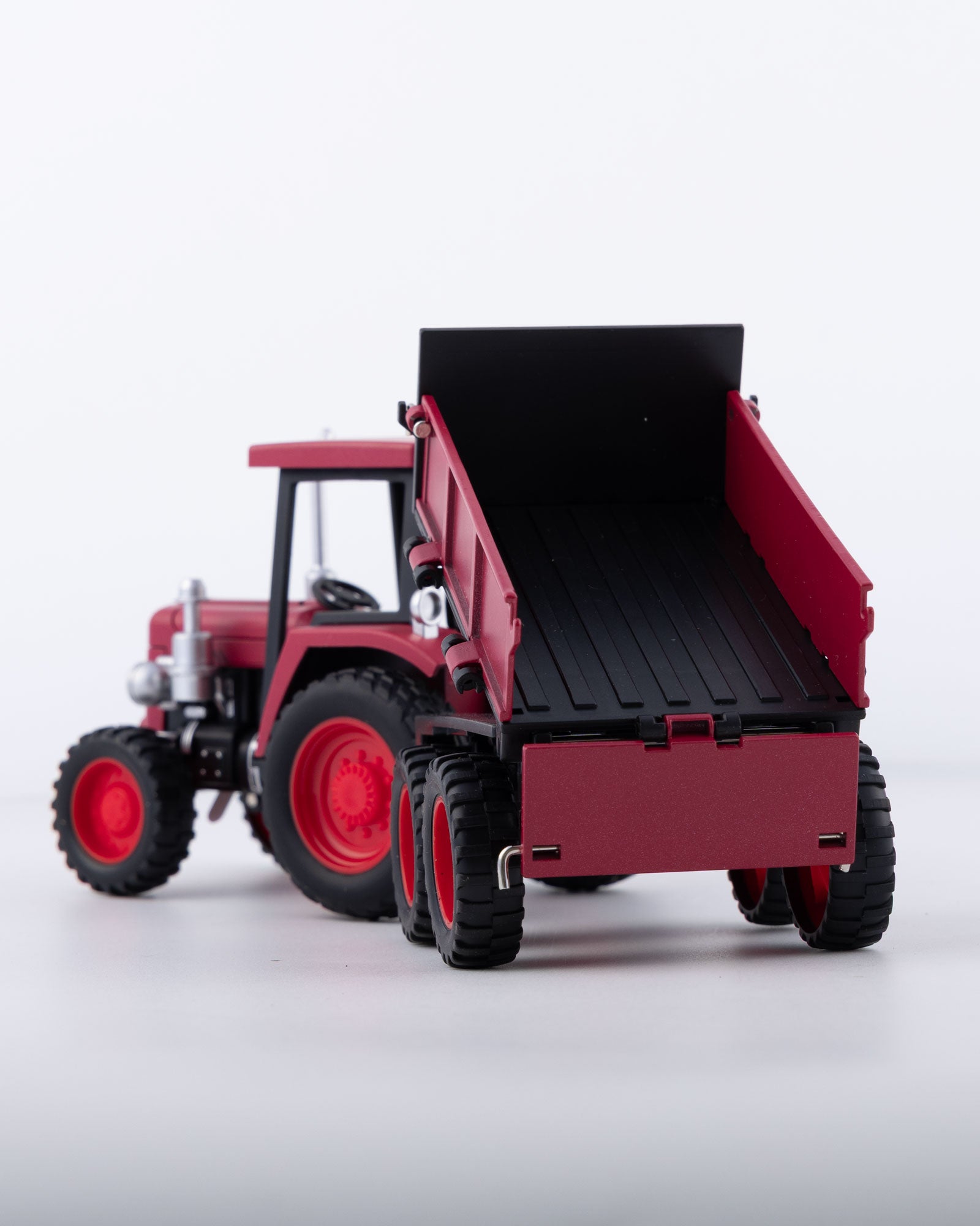 Classic Red Tractor with Trailer Diecast Model 1:24 Scale - Ignition Prime