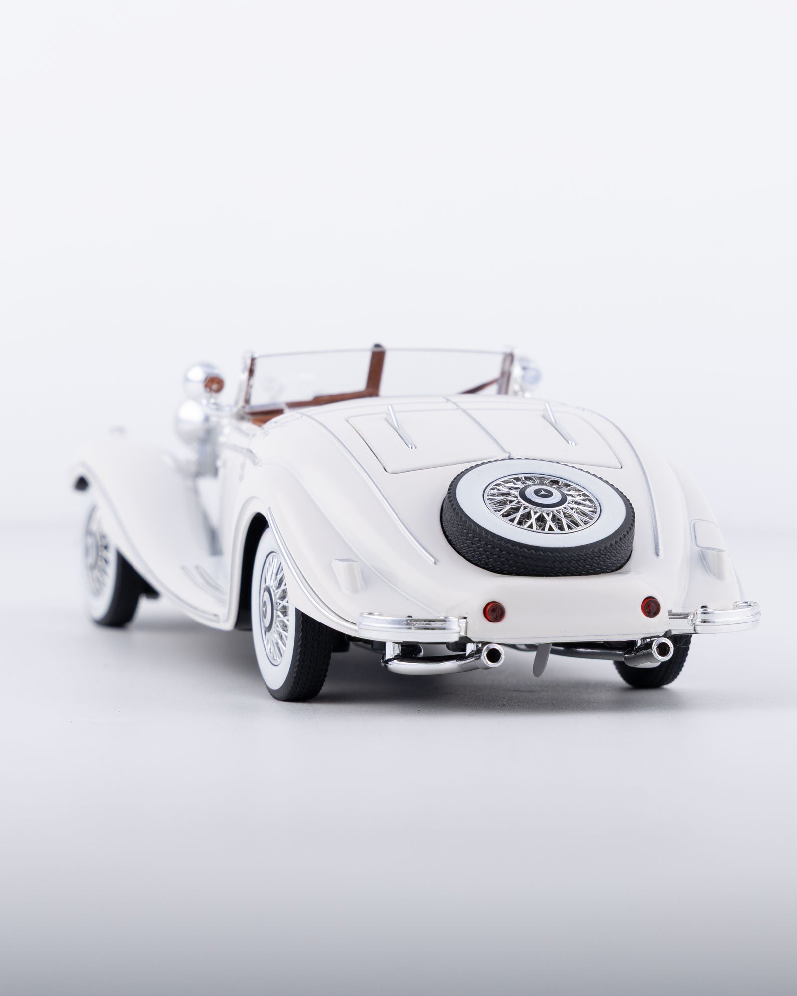Mercedes-Benz 500K Cabriolet Diecast White Car 1:24 Scale - Ignition Prime