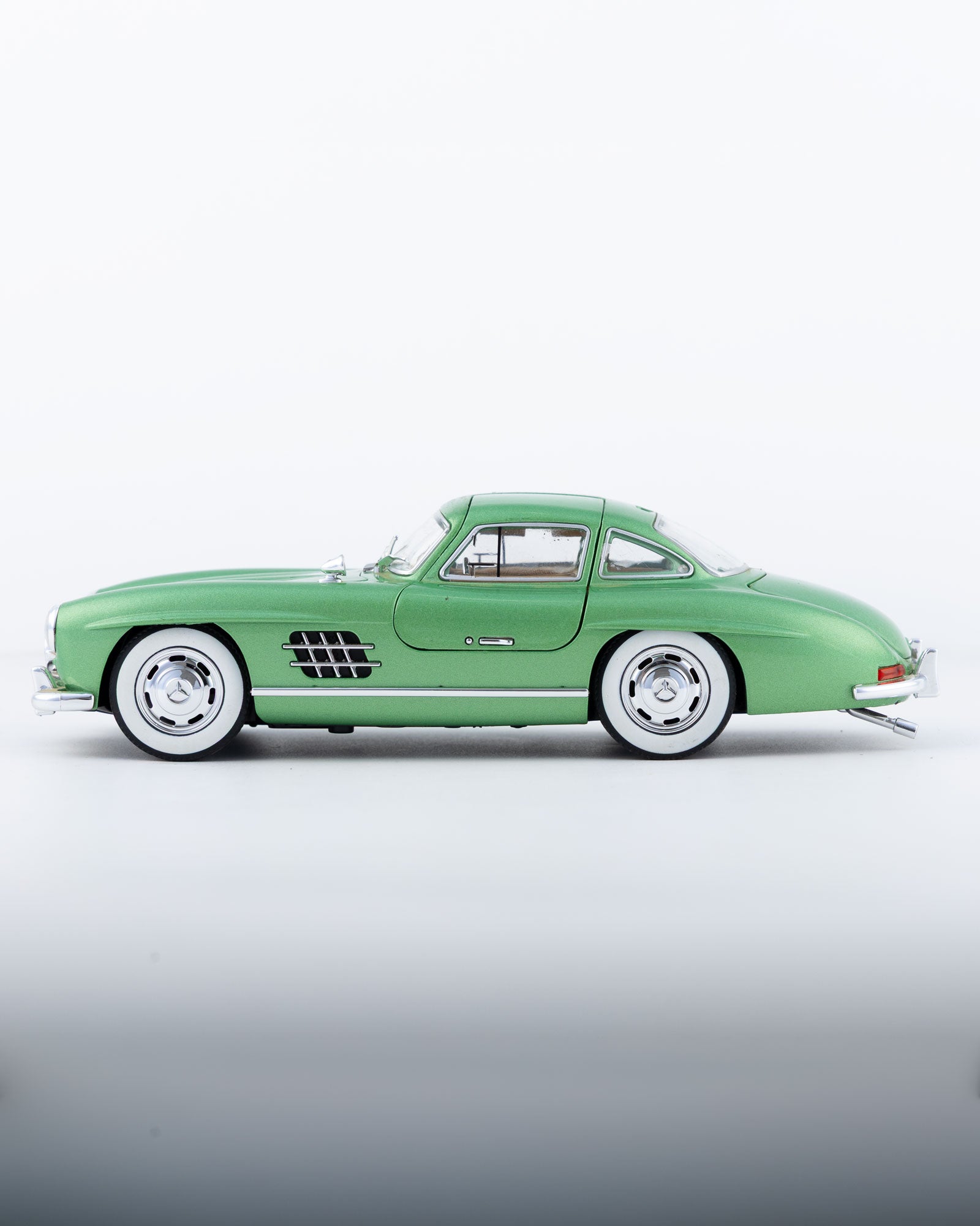 Mercedes-Benz 300SL Gullwing Diecast Green Car 1:24 Scale - Ignition Prime