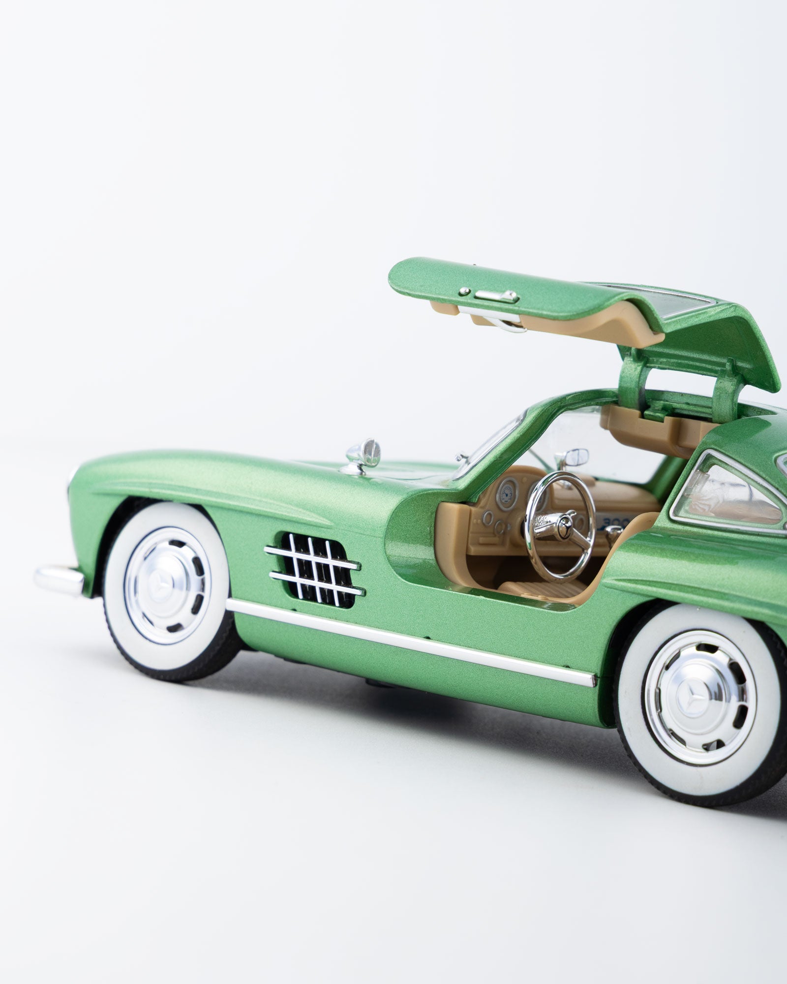 Mercedes-Benz 300SL Gullwing Diecast Green Car 1:24 Scale - Ignition Prime