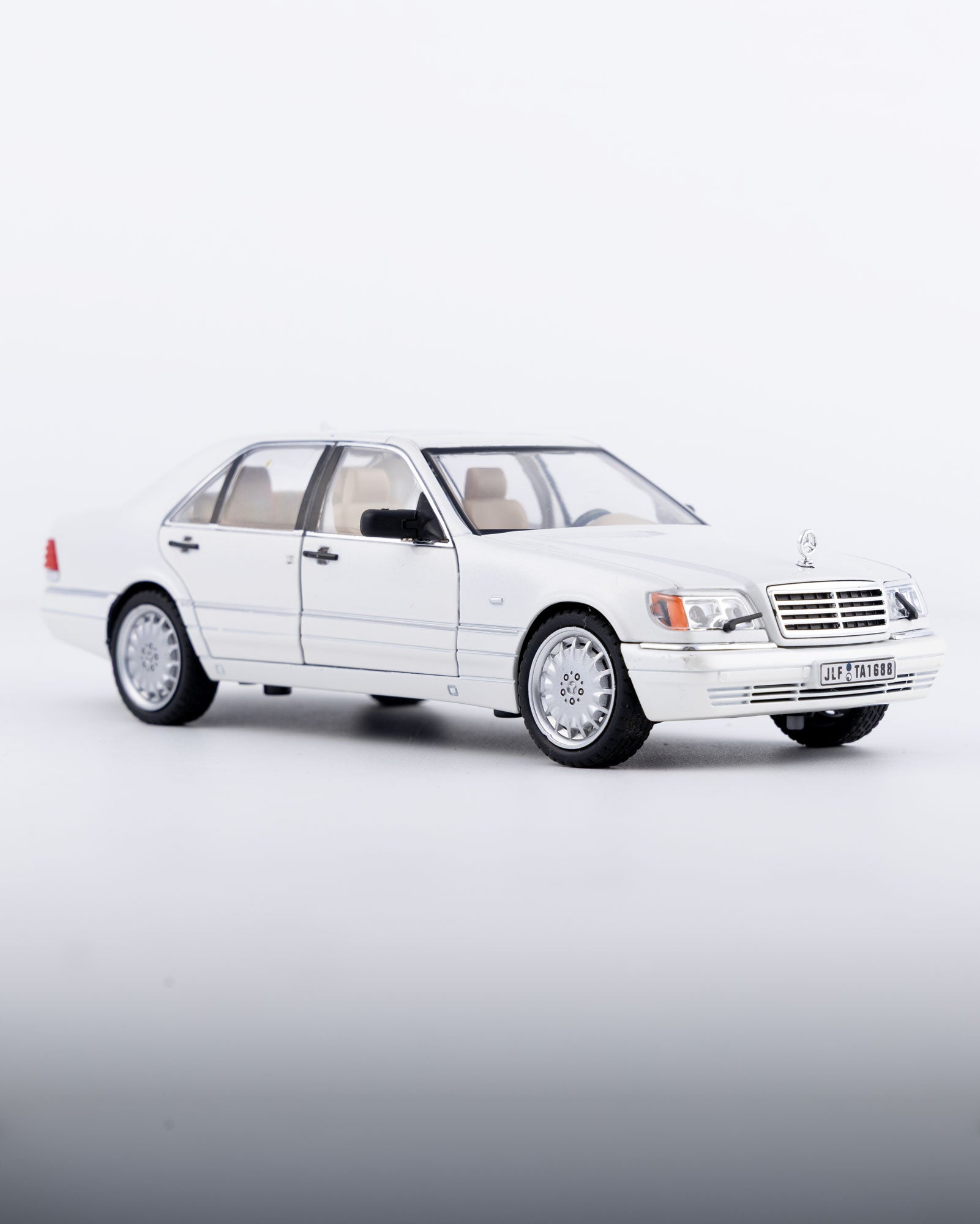Mercedes-Benz S-Class W140 S320 Diecast White Car 1:24 Scale - Ignition Prime