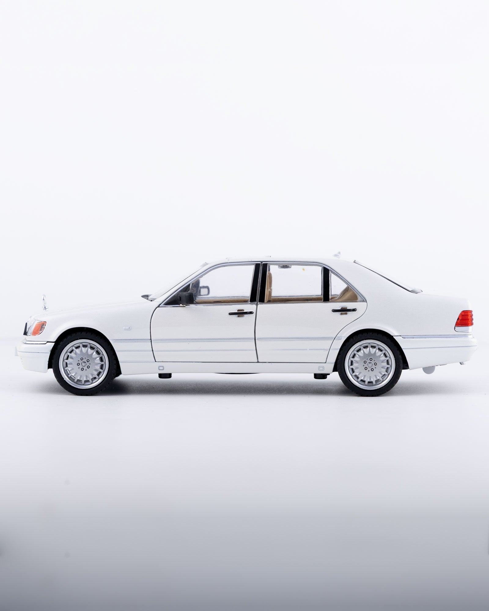 Mercedes-Benz S-Class W140 S320 Diecast White Car 1:24 Scale - Ignition Prime