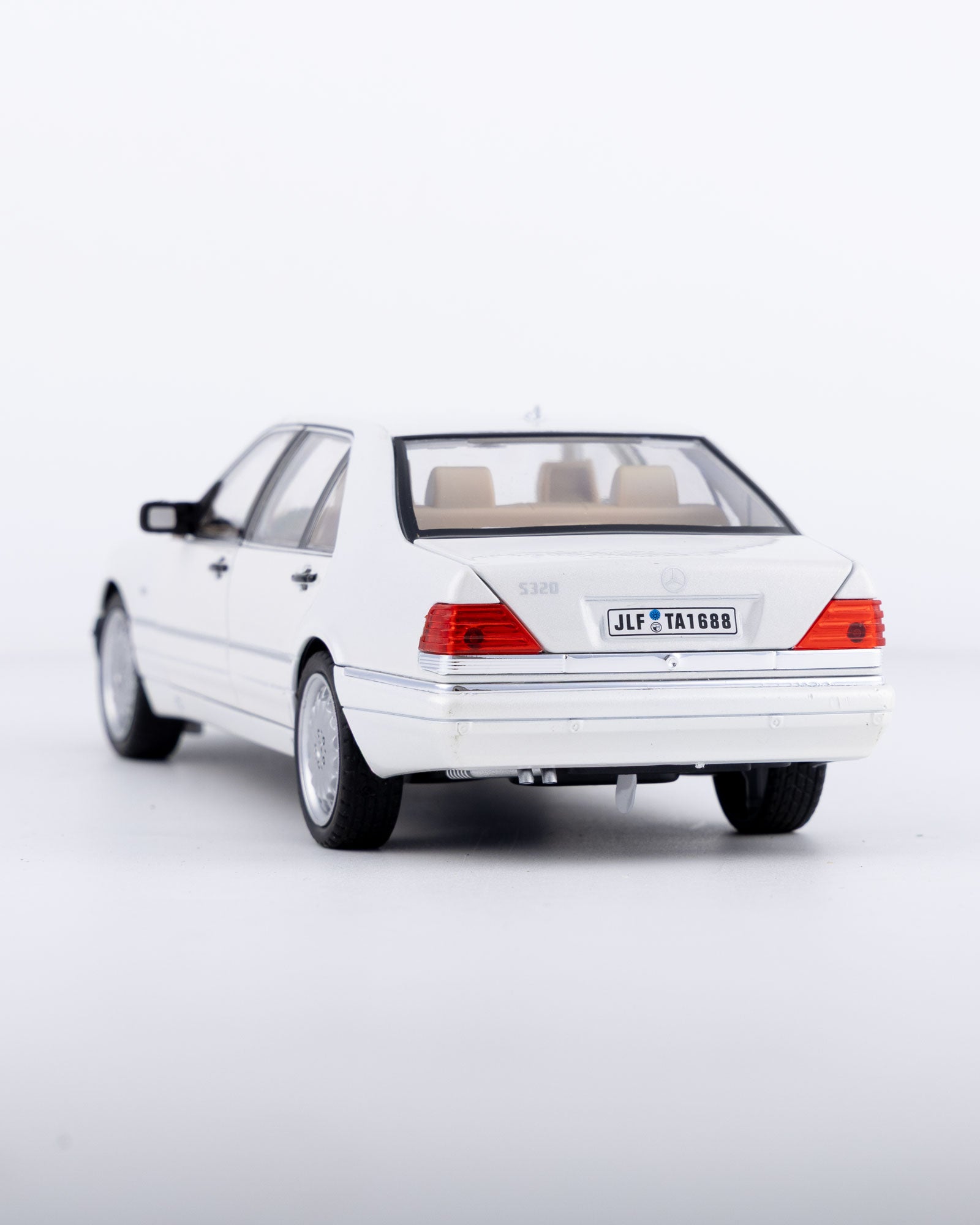 Mercedes-Benz S-Class W140 S320 Diecast White Car 1:24 Scale - Ignition Prime