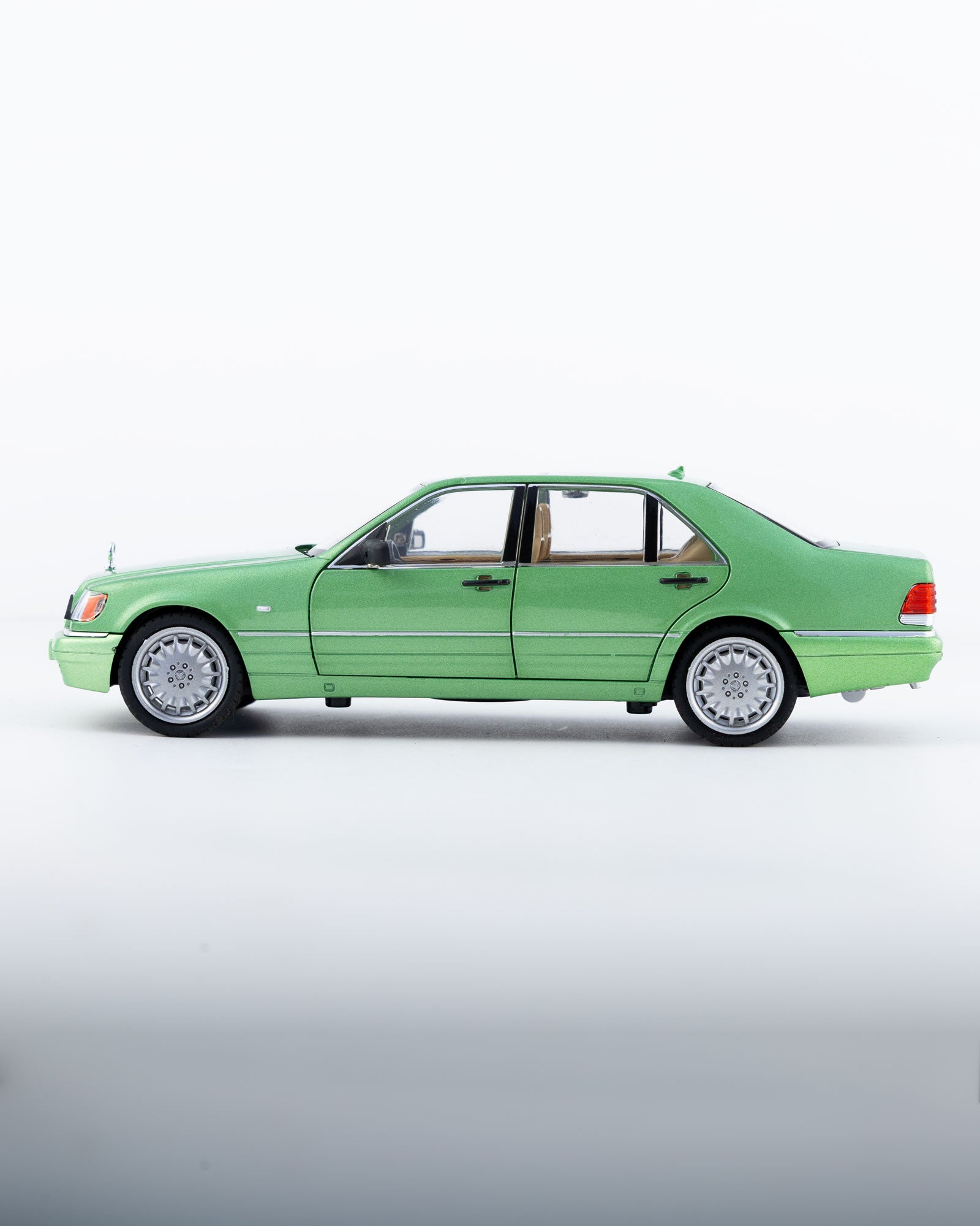 Mercedes-Benz S-Class W140 S320 Diecast Green Car 1:24 Scale - Ignition Prime