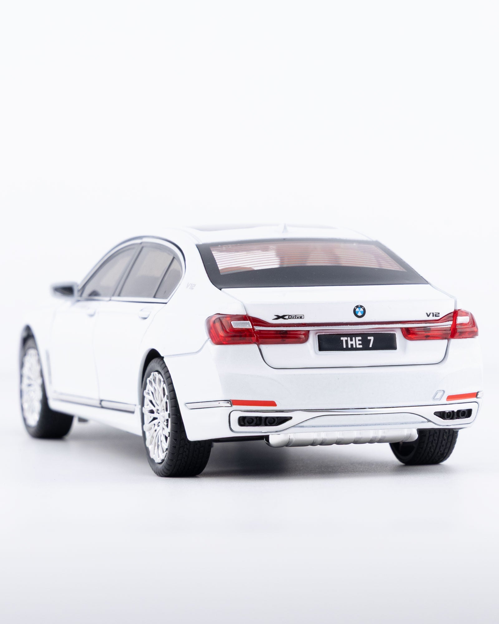 BMW 760Li V12 Sedan Diecast White Car 1:24 Scale - Ignition Prime