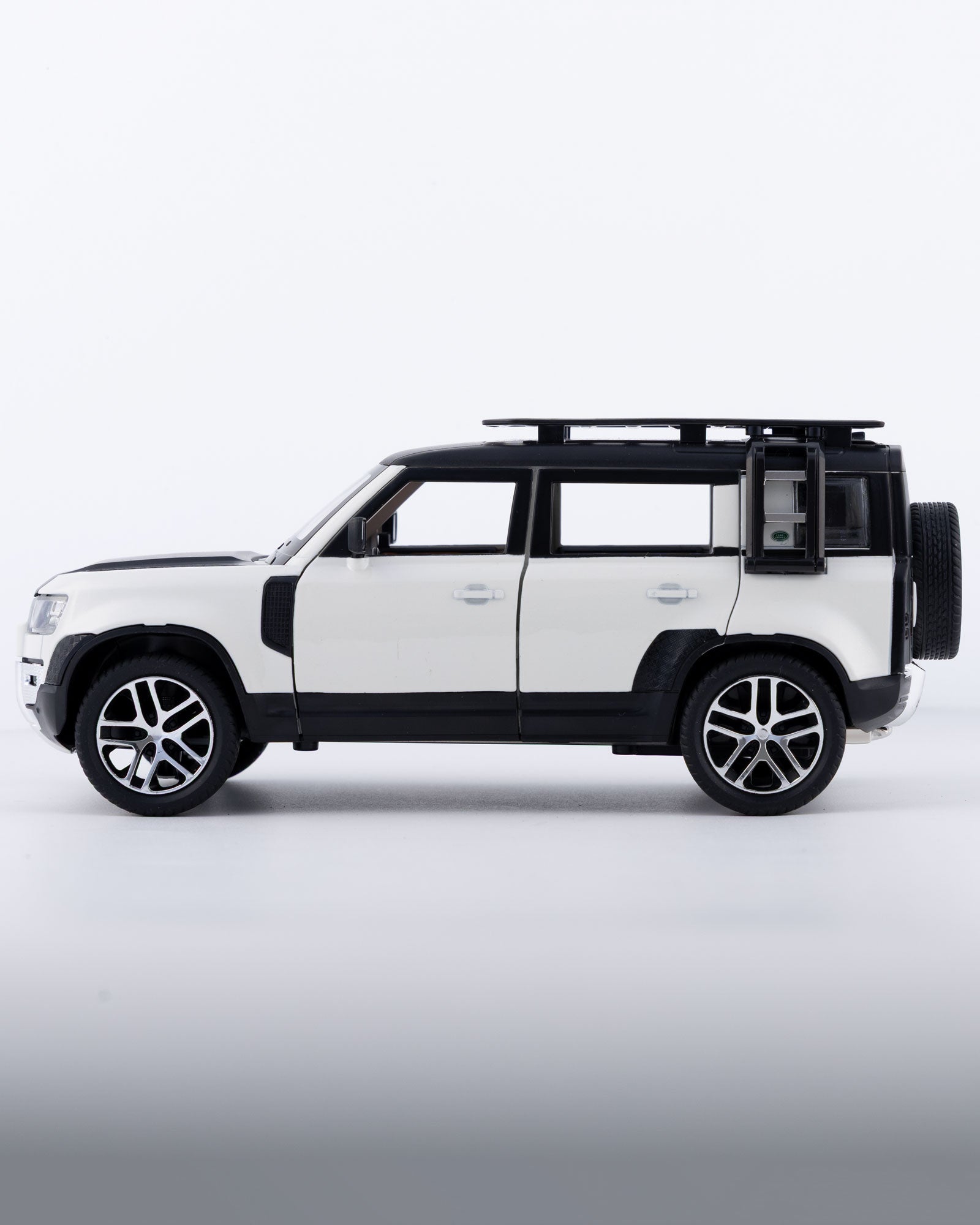 Land Rover Defender Diecast White Car 1:24 Scale - Ignition Prime
