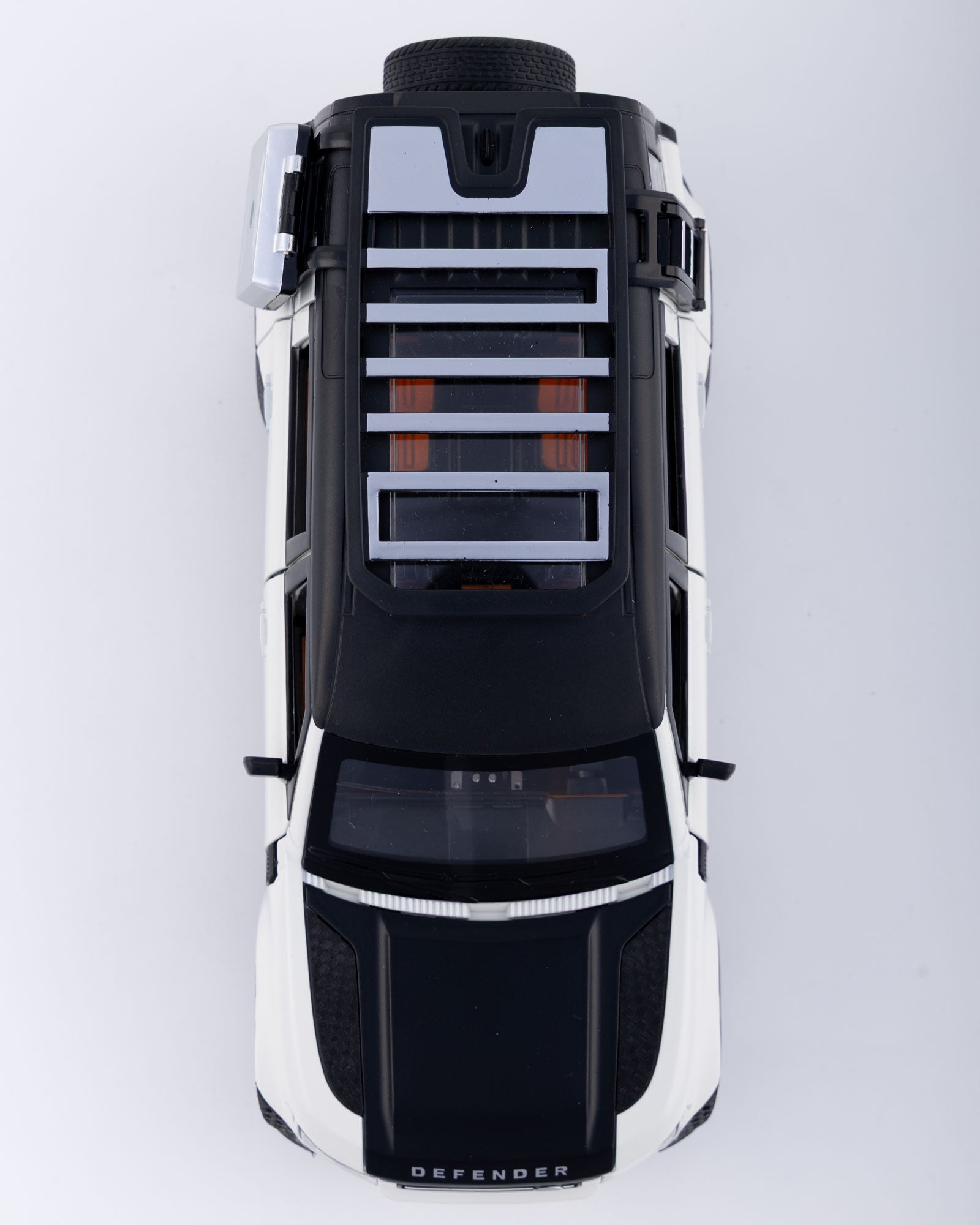 Land Rover Defender Diecast White Car 1:24 Scale - Ignition Prime