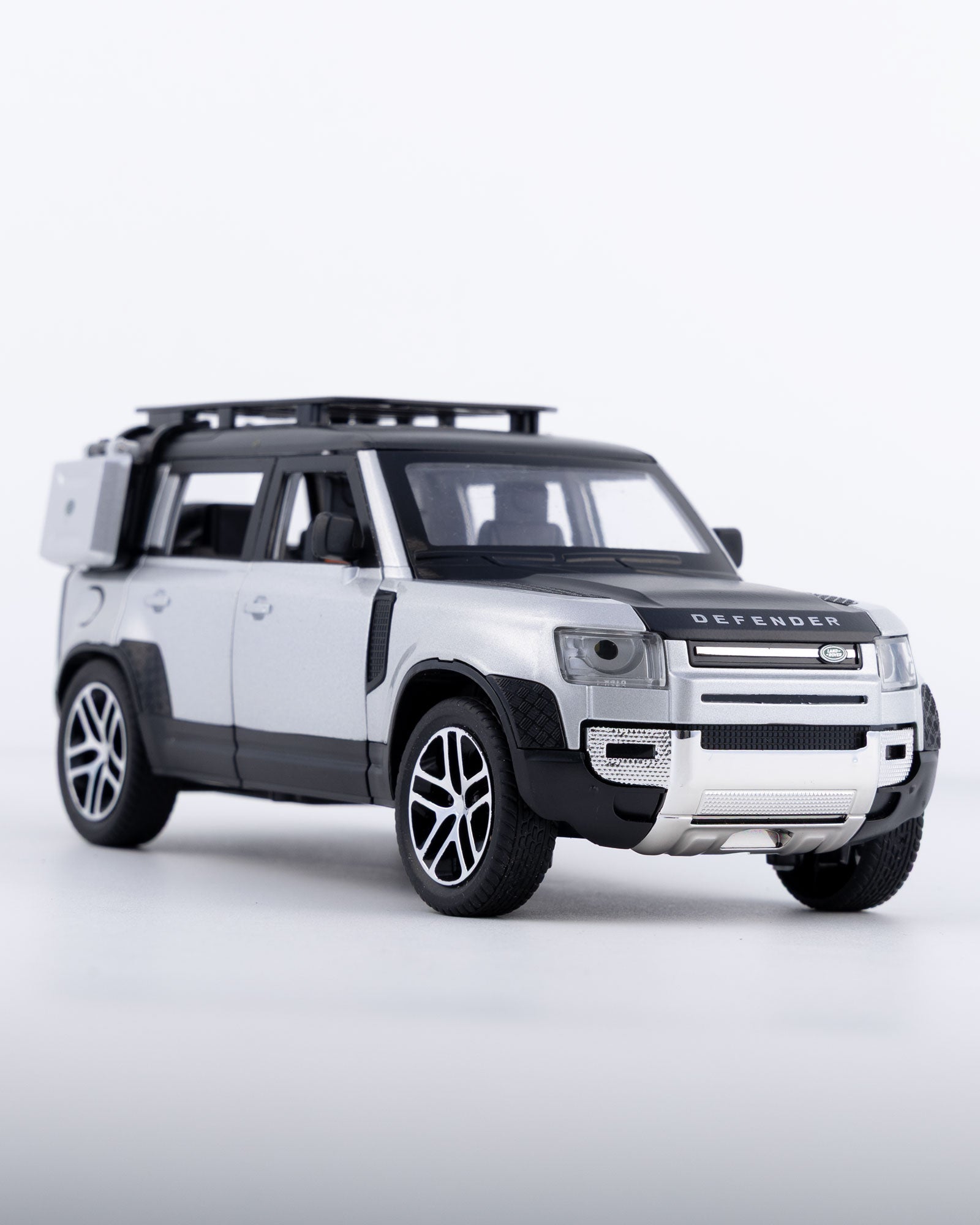 Land Rover Defender Diecast Silver Car 1:24 Scale - Ignition Prime