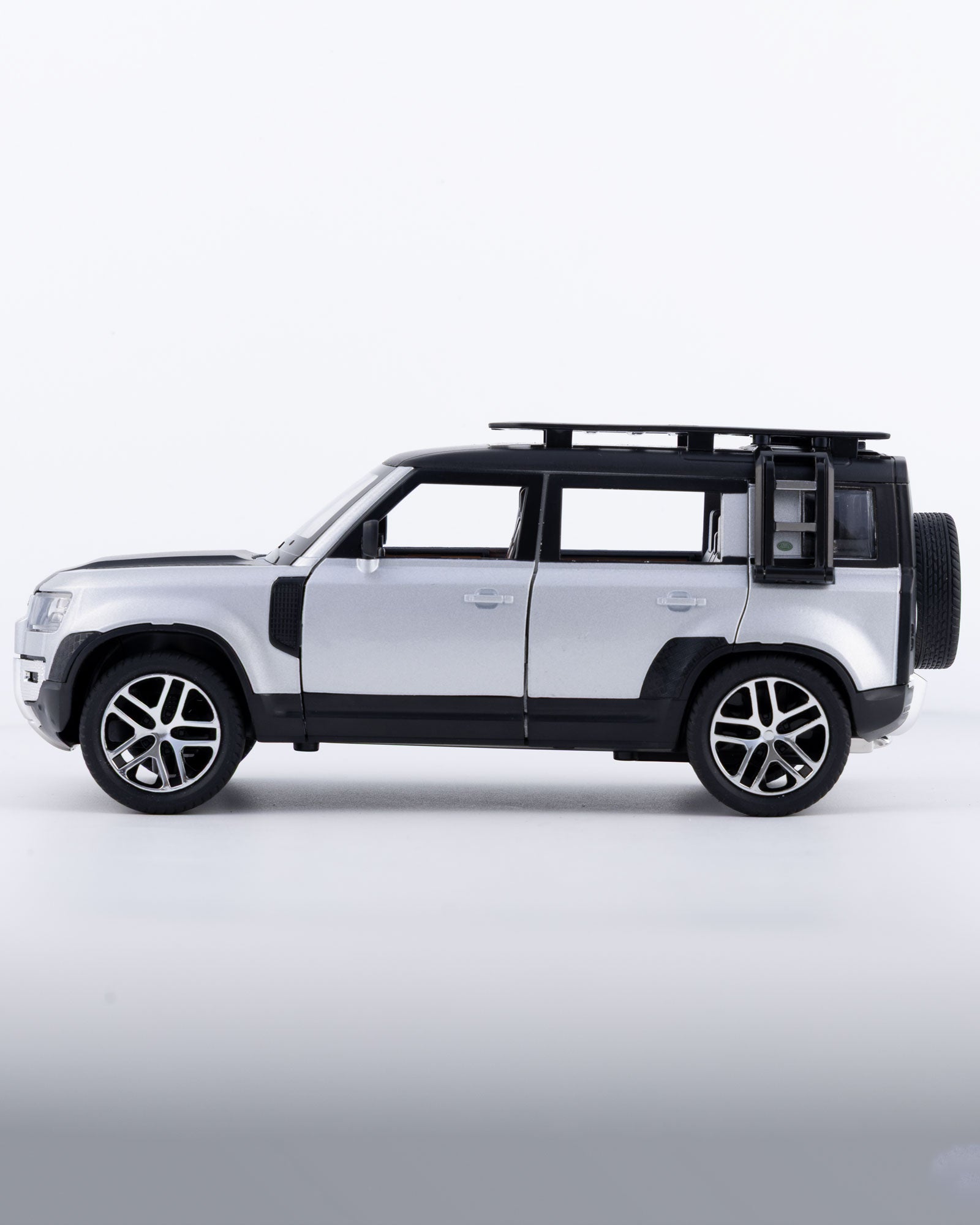 Land Rover Defender Diecast Silver Car 1:24 Scale - Ignition Prime