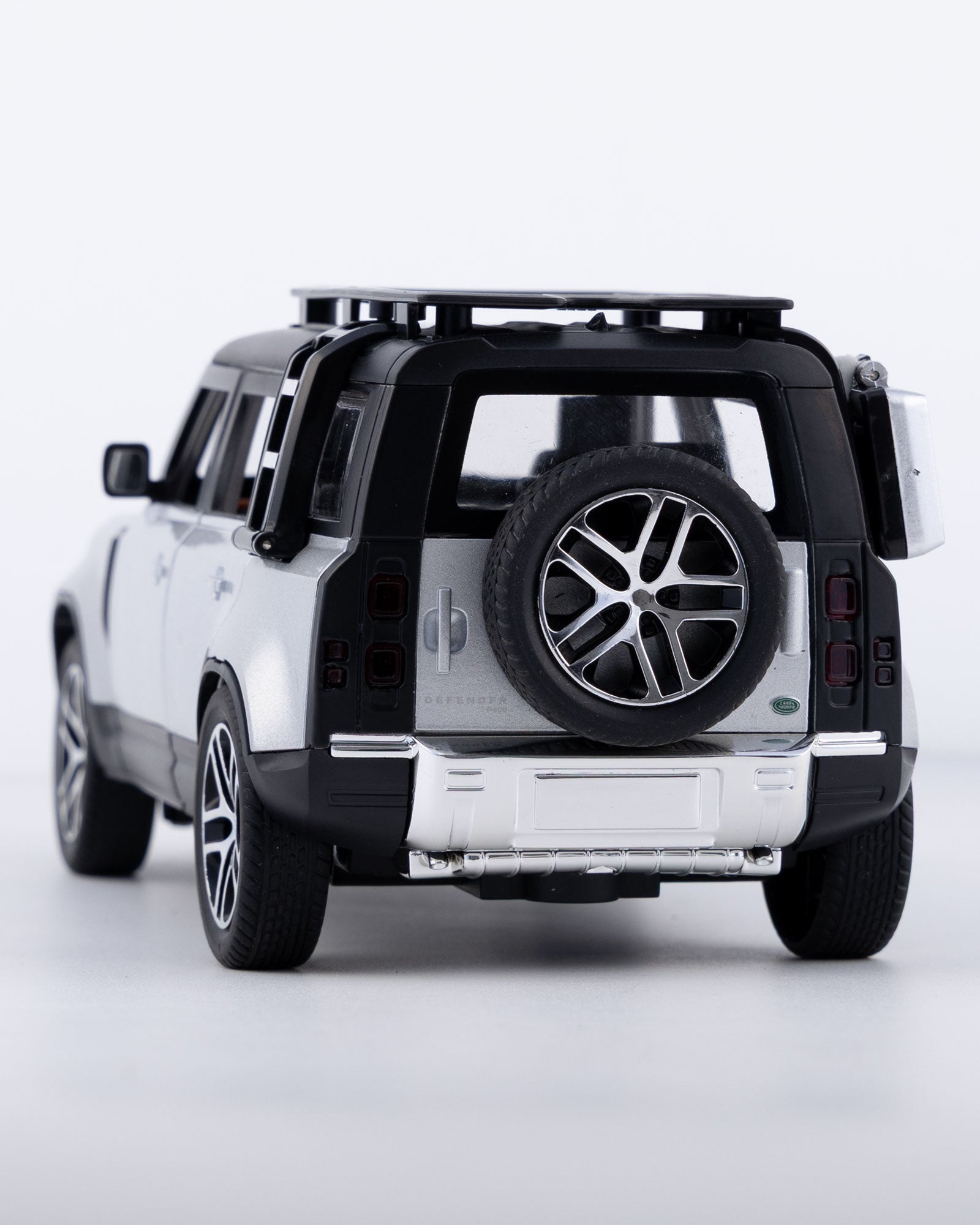 Land Rover Defender Diecast Silver Car 1:24 Scale - Ignition Prime