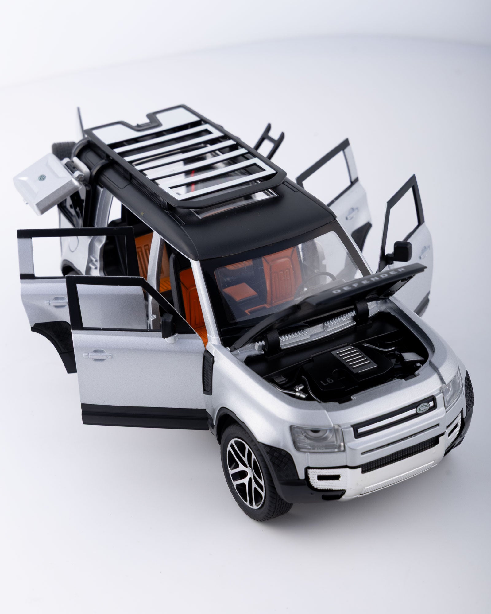 Land Rover Defender Diecast Silver Car 1:24 Scale - Ignition Prime