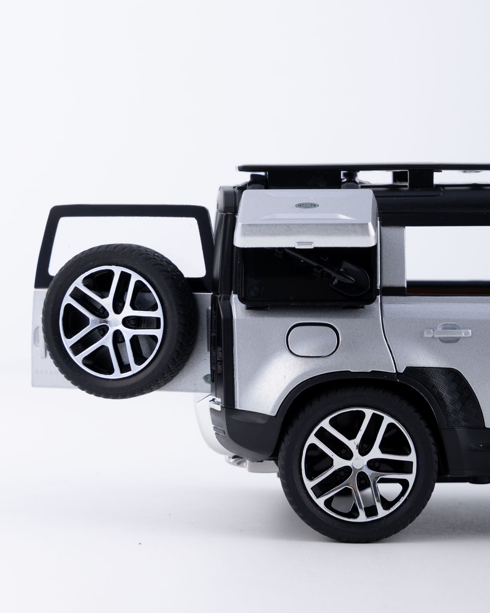 Land Rover Defender Diecast Silver Car 1:24 Scale - Ignition Prime