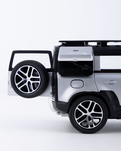 Land Rover Defender Diecast Silver Car 1:24 Scale - Ignition Prime