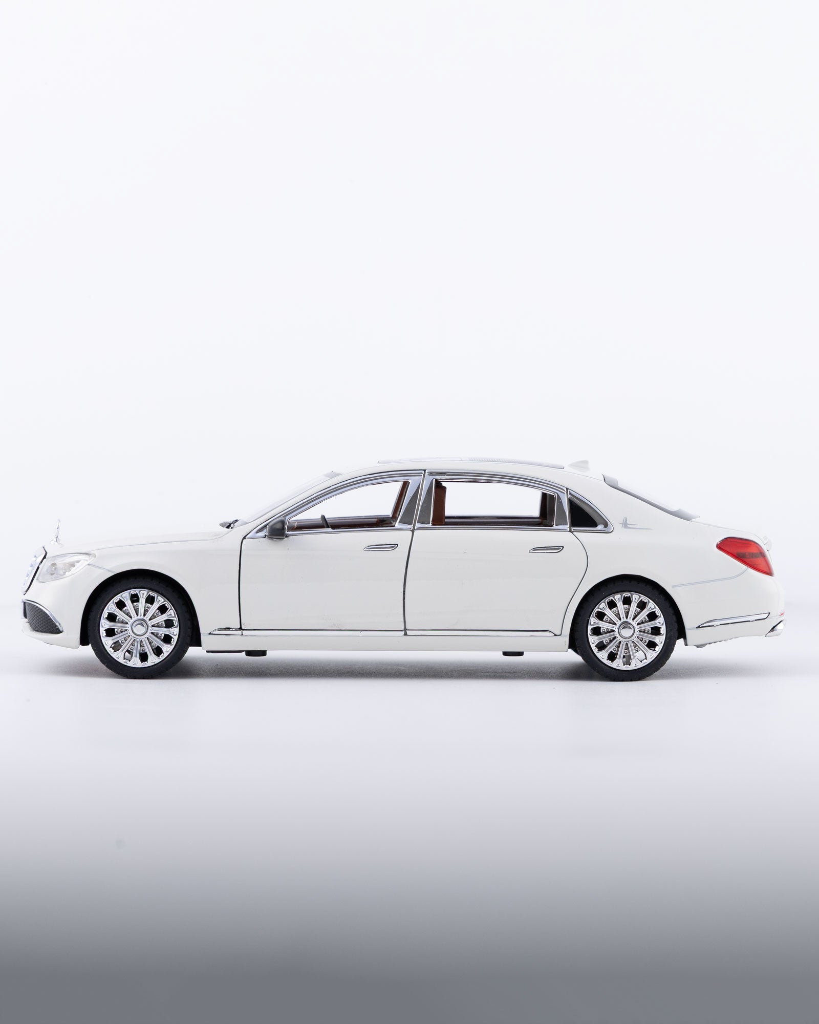 Mercedes-Benz E300eL Diecast White Car 1:24 Scale - Ignition Prime