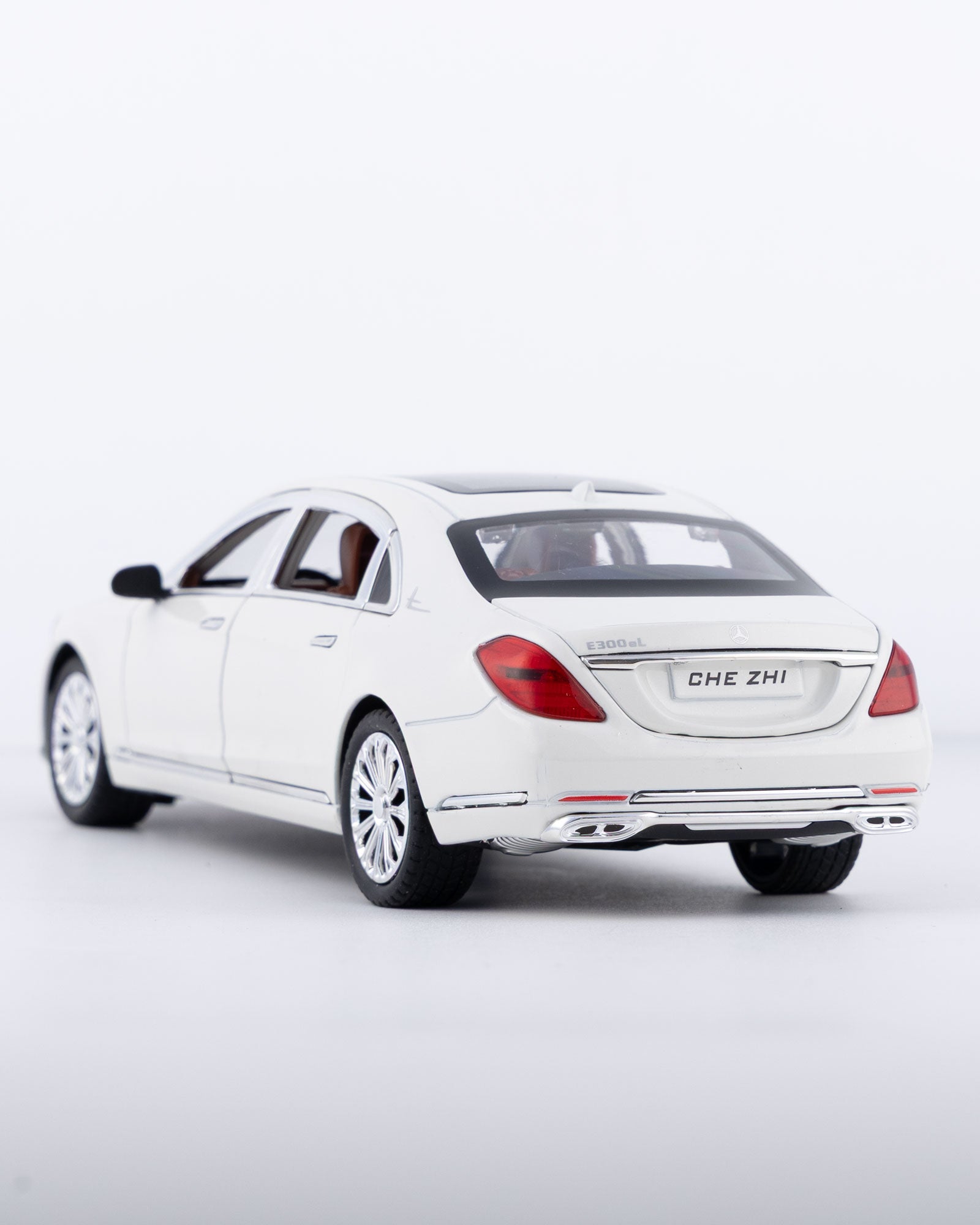 Mercedes-Benz E300eL Diecast White Car 1:24 Scale - Ignition Prime