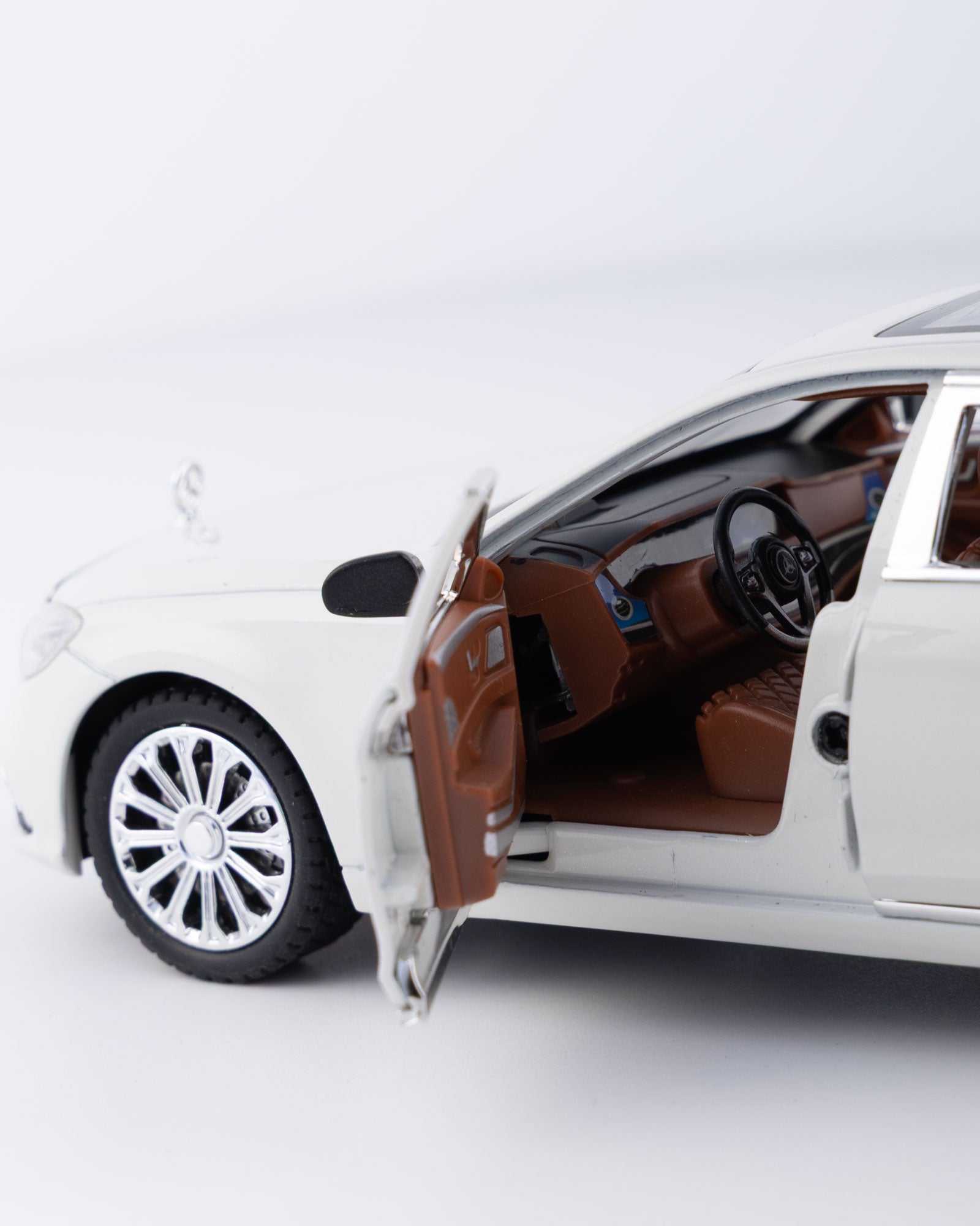 Mercedes-Benz E300eL Diecast White Car 1:24 Scale - Ignition Prime