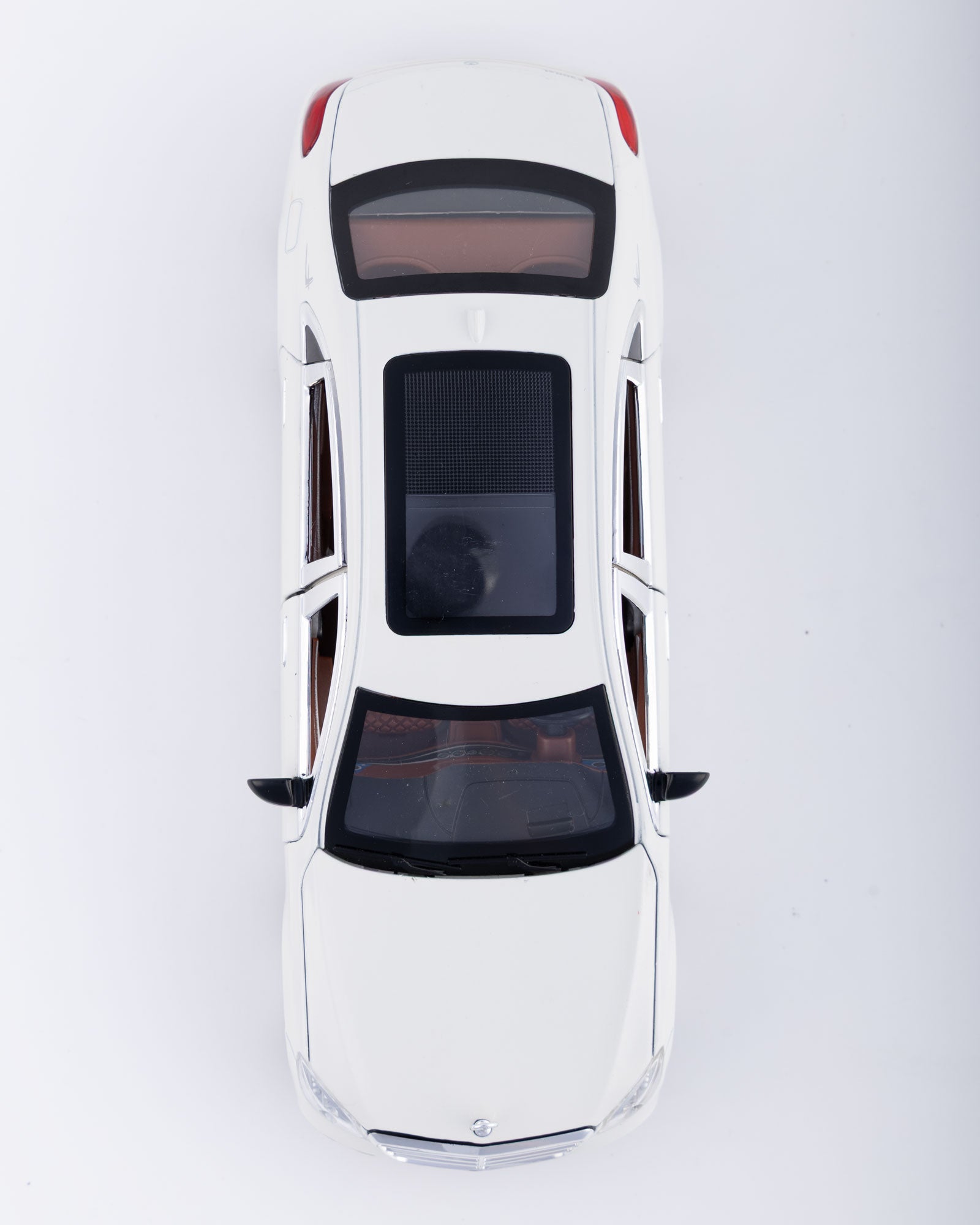 Mercedes-Benz E300eL Diecast White Car 1:24 Scale - Ignition Prime