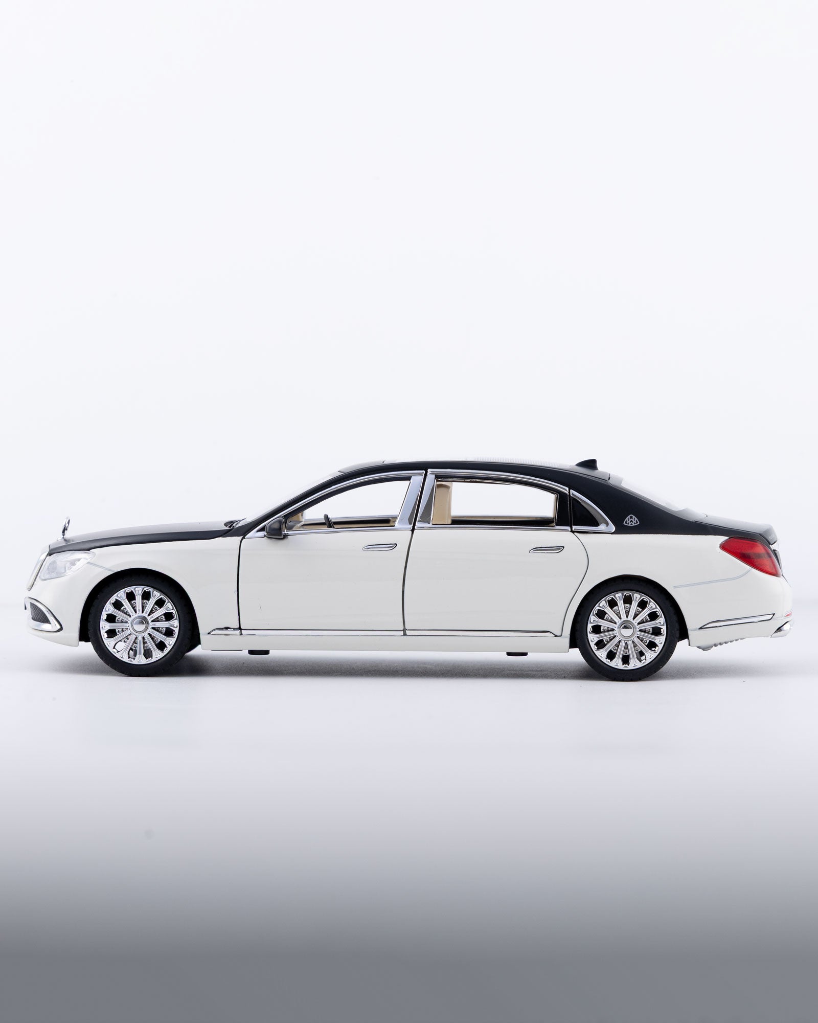 Mercedes-Maybach S600 Diecast White Car 1:24 Scale - Ignition Prime