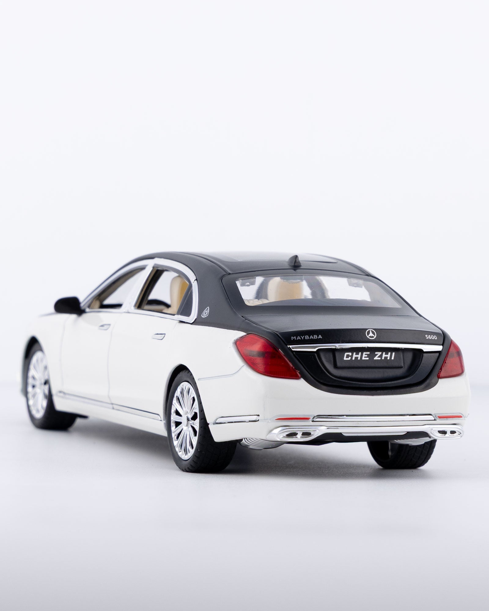 Mercedes-Maybach S600 Diecast White Car 1:24 Scale - Ignition Prime