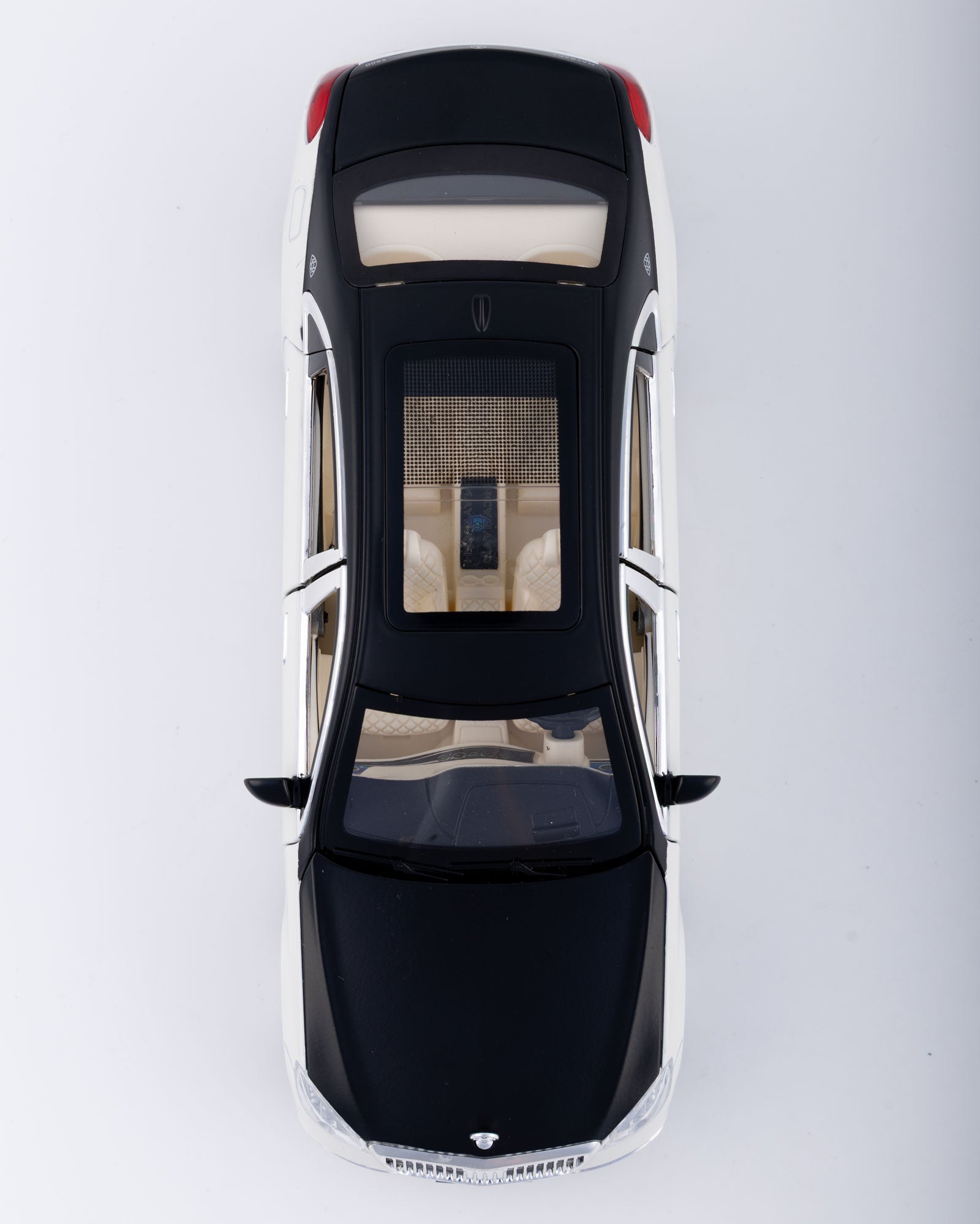 Mercedes-Maybach S600 Diecast White Car 1:24 Scale - Ignition Prime