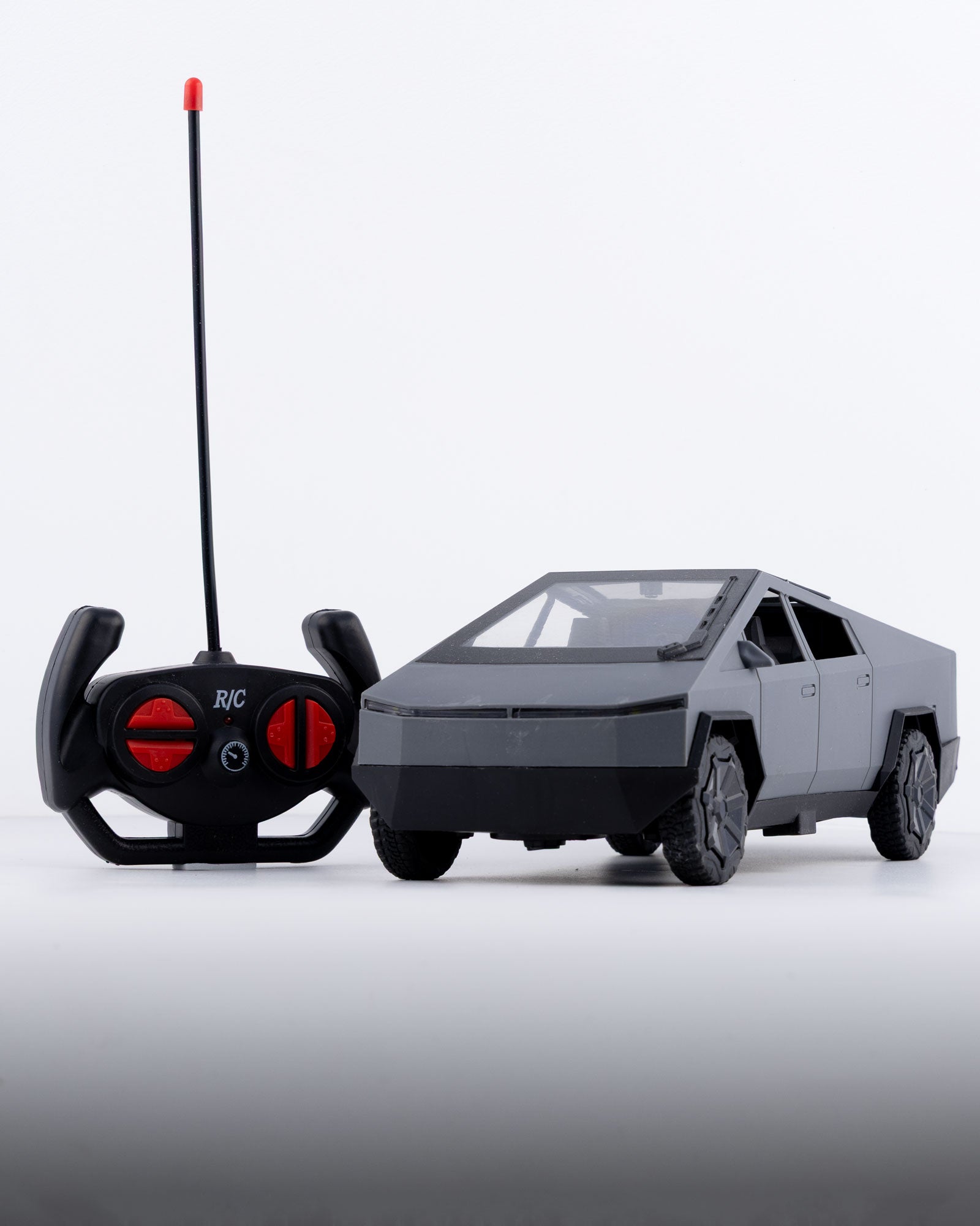 Tesla Cybertruck with Remote & Accessories Car 1:18 Scale - Ignition Prime