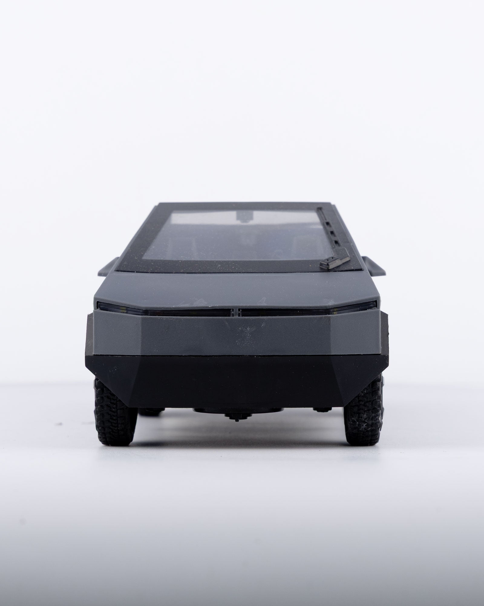 Tesla Cybertruck with Remote & Accessories Car 1:18 Scale - Ignition Prime
