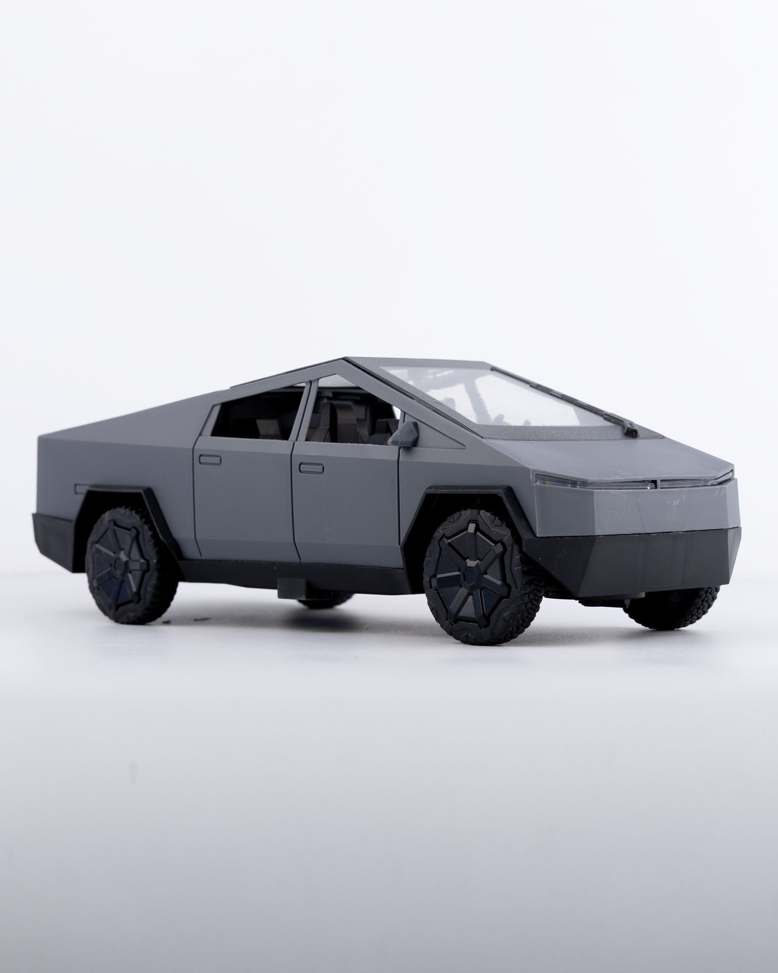 Tesla Cybertruck with Remote & Accessories Car 1:18 Scale - Ignition Prime