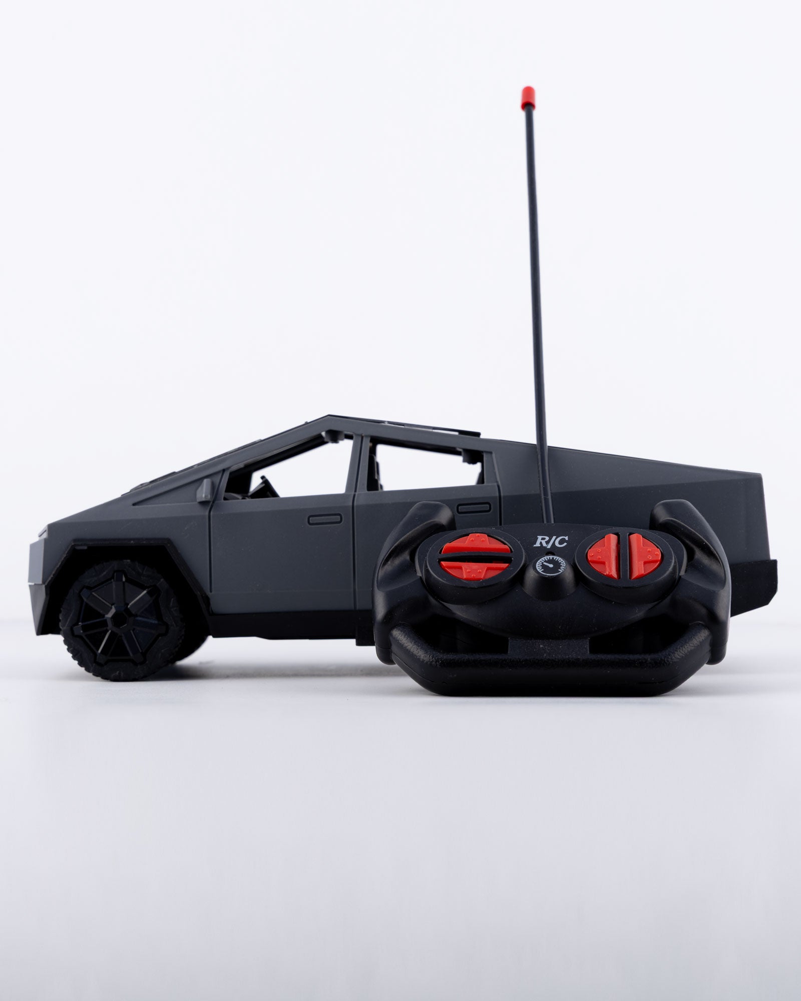 Tesla Cybertruck with Remote & Accessories Car 1:18 Scale - Ignition Prime