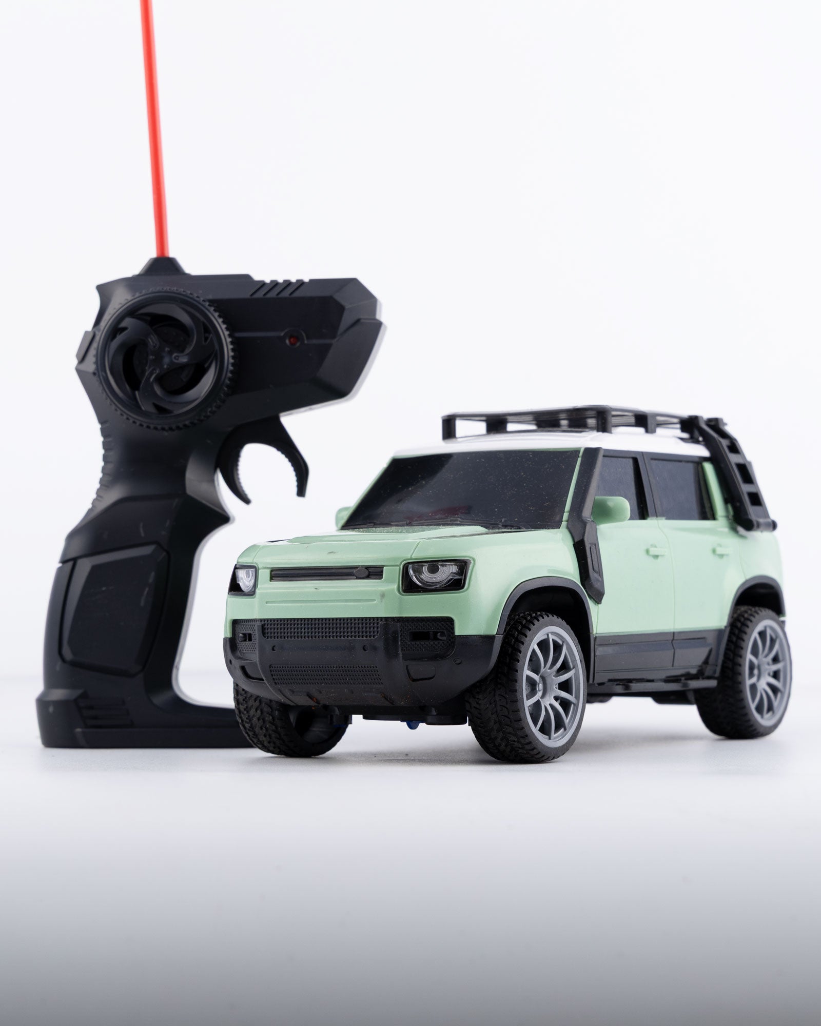 Land Rover Defender with Remote & Accessories Car 1:24 Scale - Ignition Prime