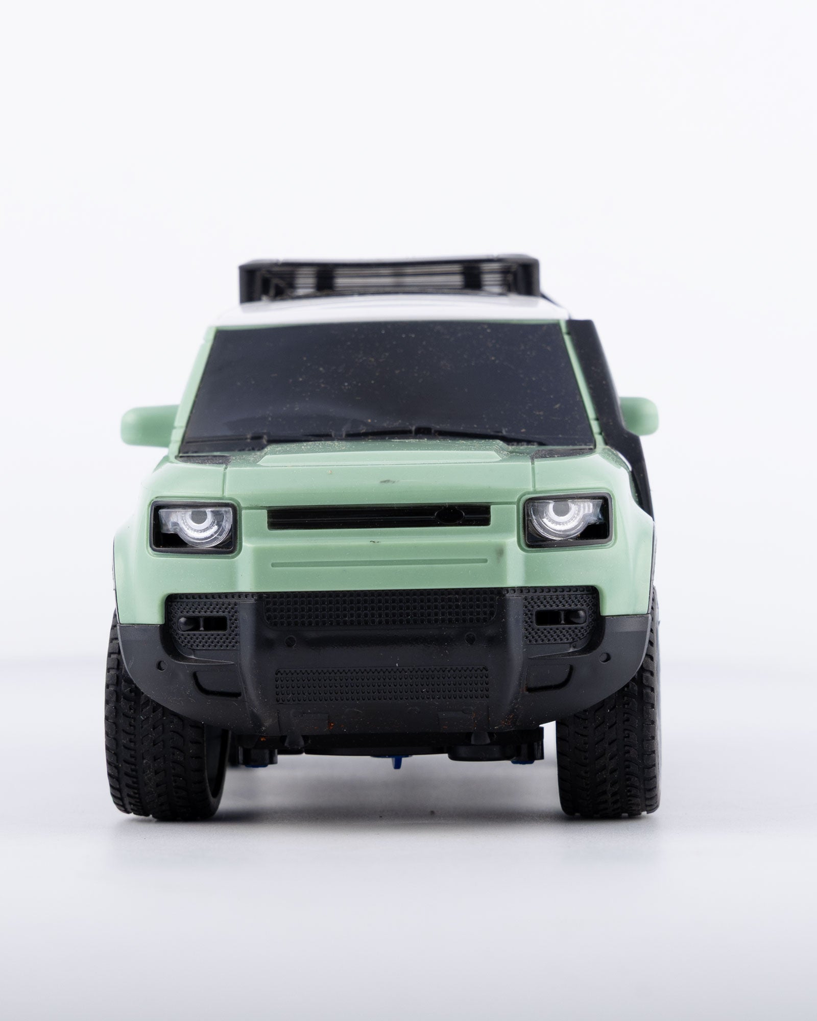 Land Rover Defender with Remote & Accessories Car 1:24 Scale - Ignition Prime