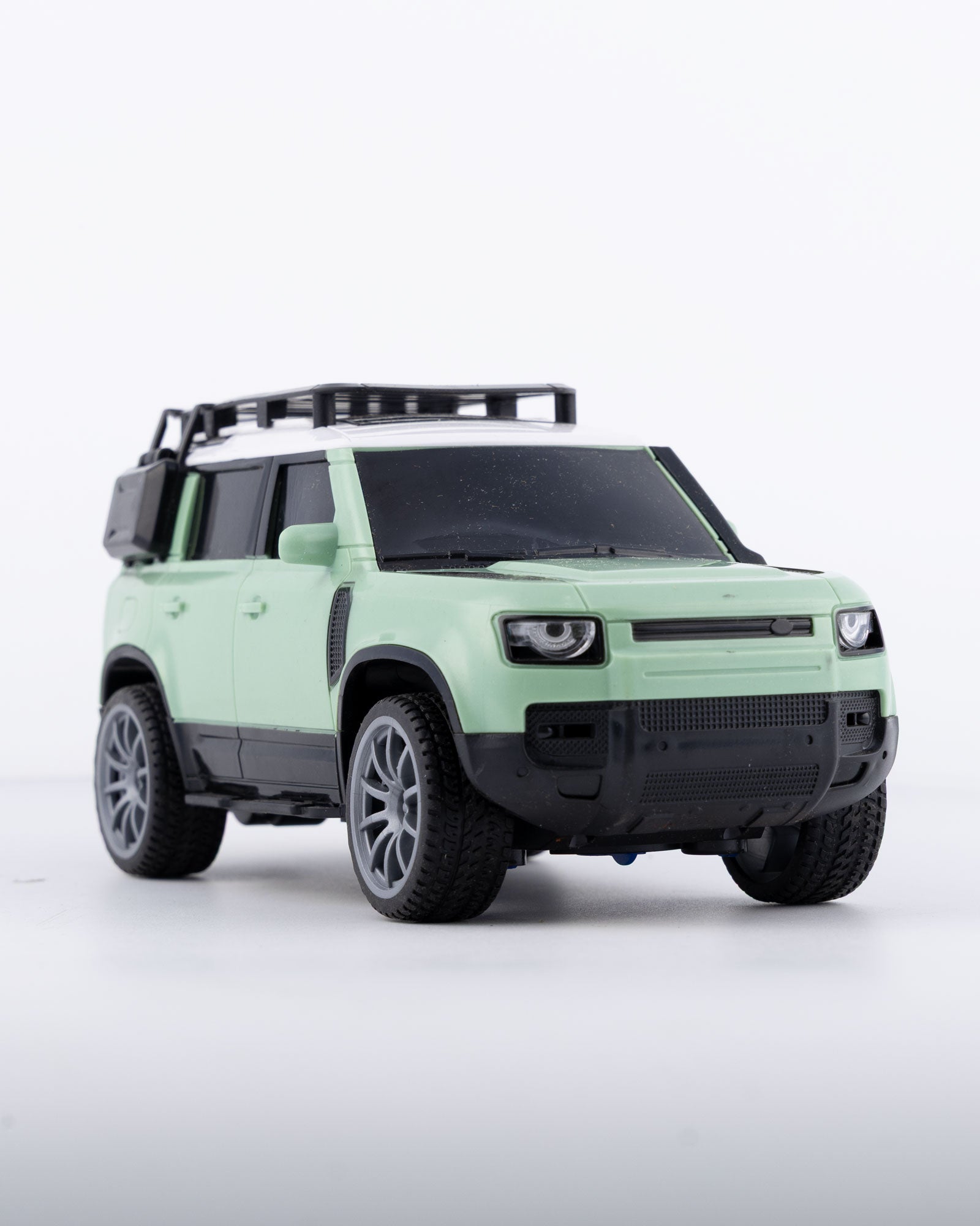 Land Rover Defender with Remote & Accessories Car 1:24 Scale - Ignition Prime