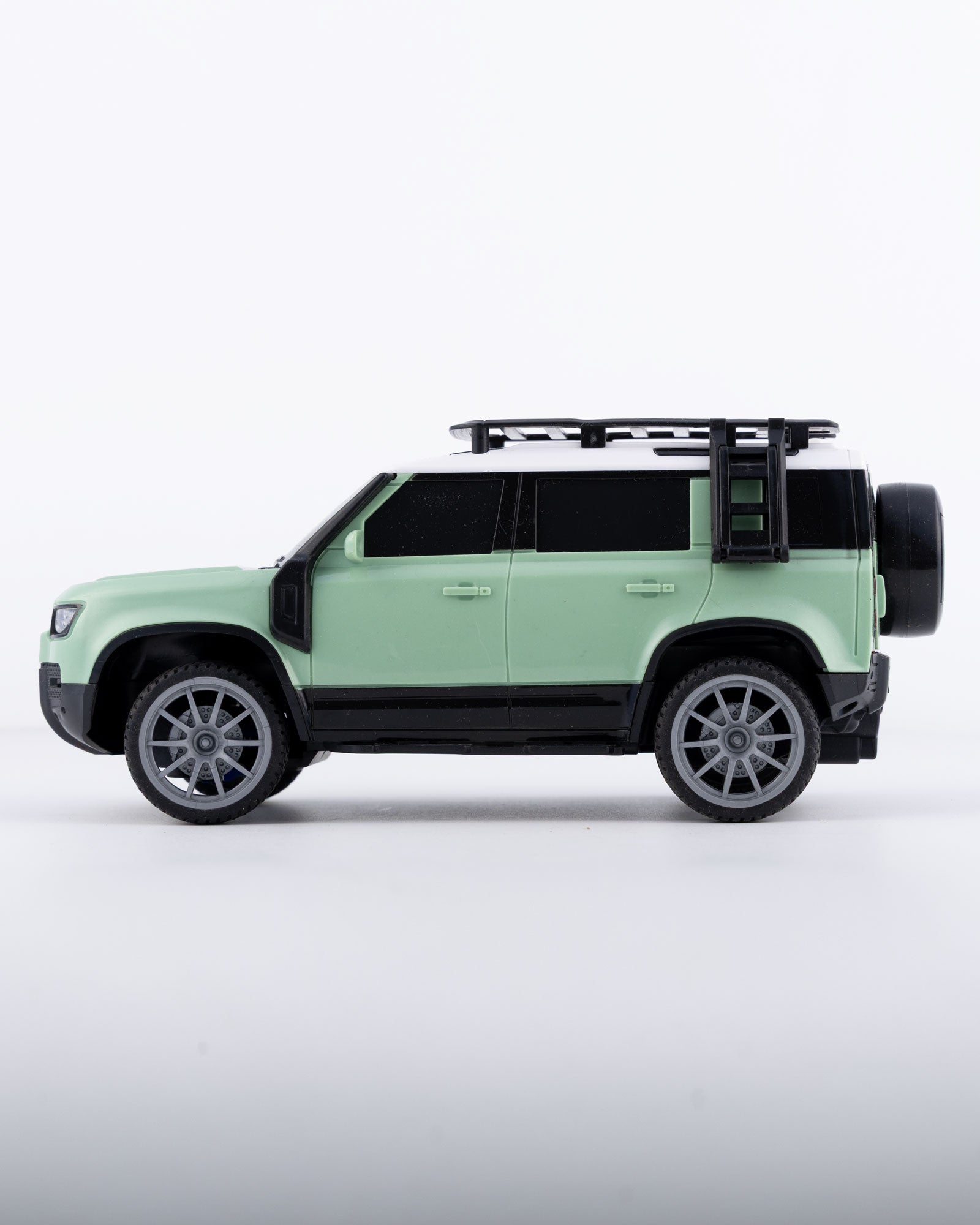 Land Rover Defender with Remote & Accessories Car 1:24 Scale - Ignition Prime